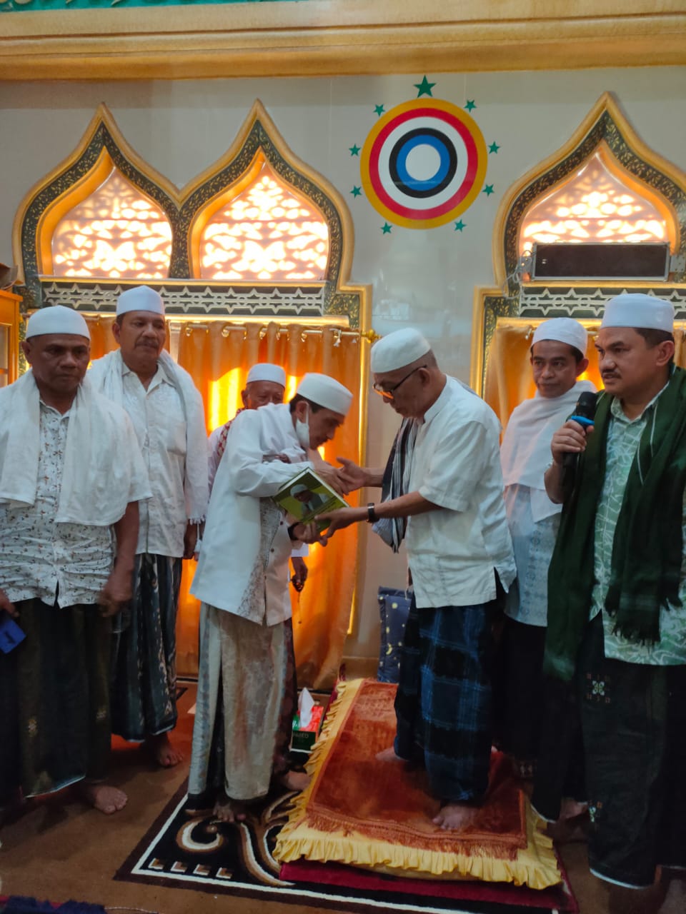 Bupati Gorontalo dan keluarga serta Para stafnya bersuluk di Dayah Darul Ihsan labuhan Haji