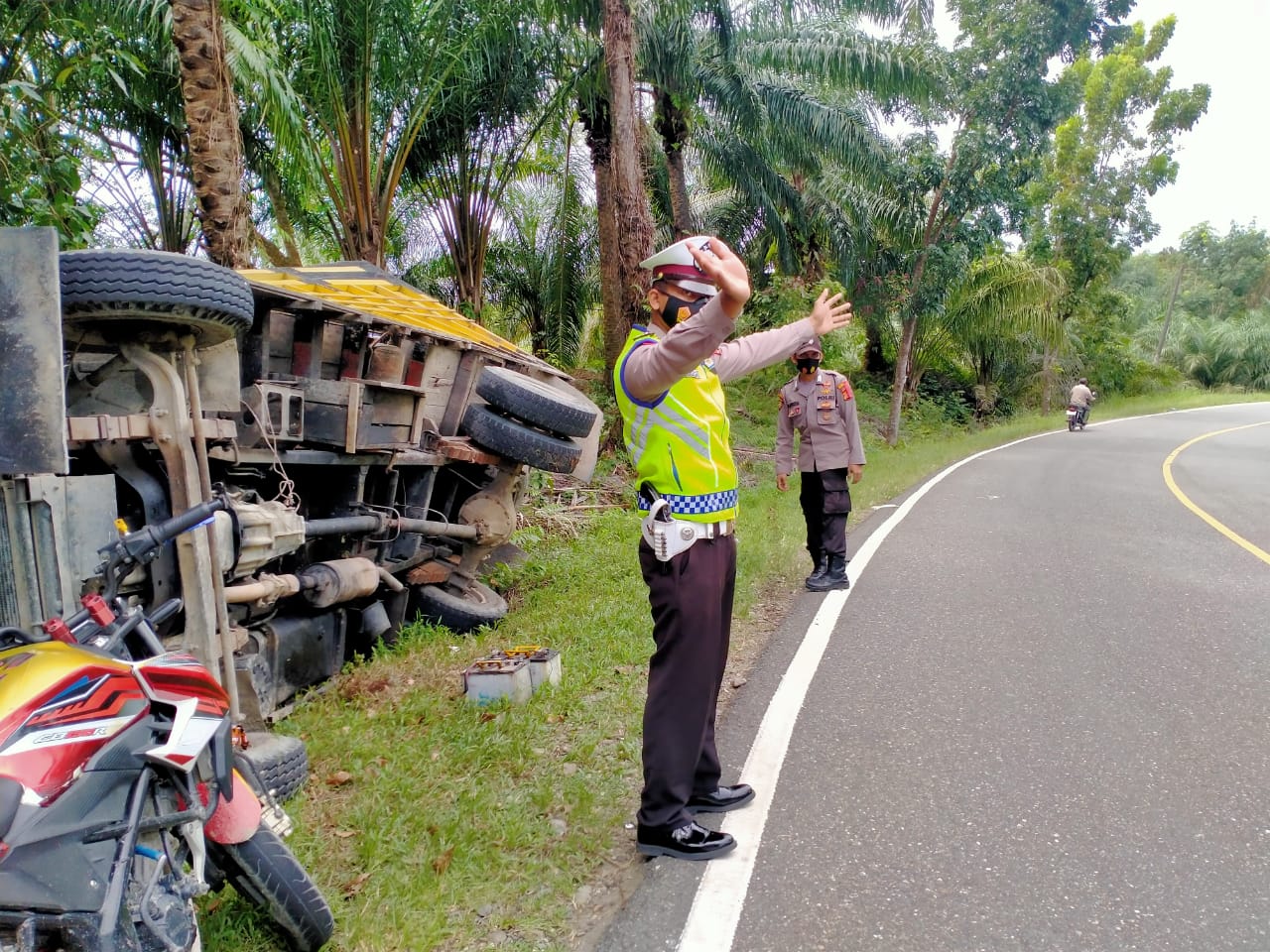 Truck Bermuatan Sawit Alami Kecelakaan di Desa Lamie