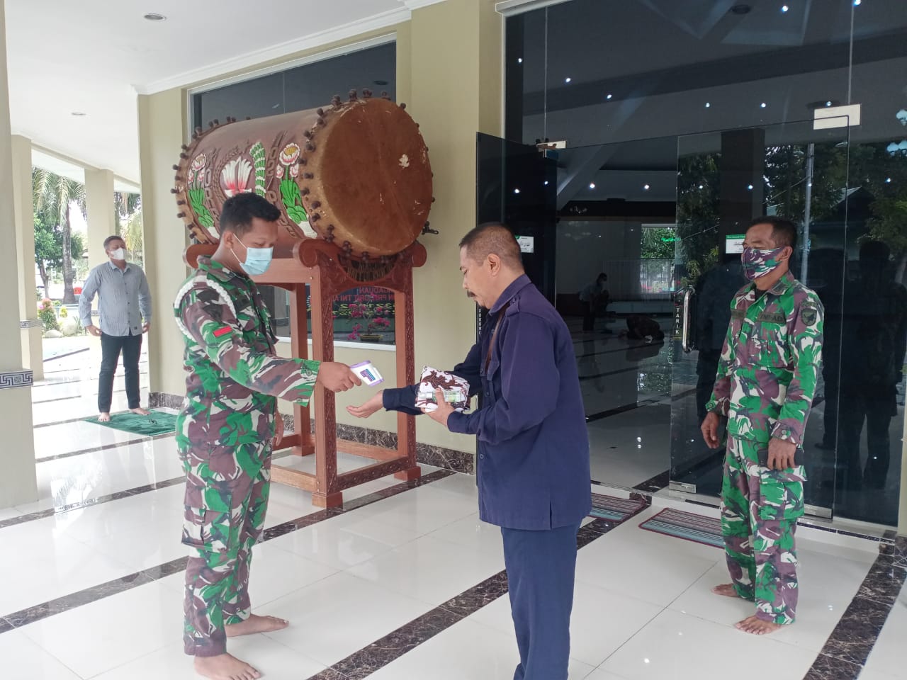 Sholat Jumat di Masjid Baitul Khaliq Tetap Terapkan Protokol Kesehatan