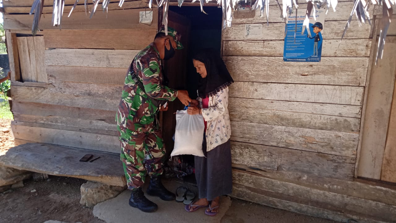 Babinsa Kodim 0110/Abdya Bagikan Sembako untuk Warga Kurang Mampu