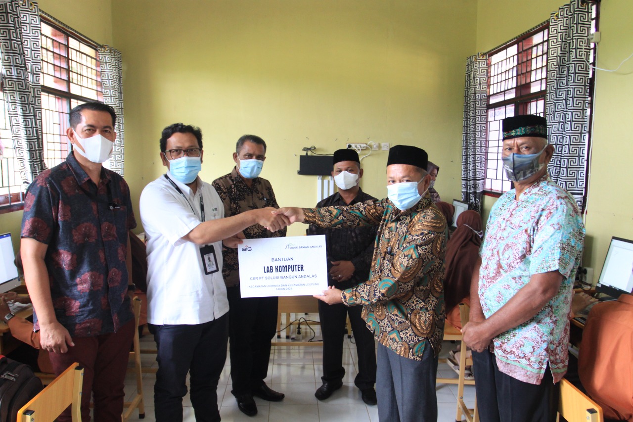 Dukung Dunia Pendidikan, PT SBA Serahkan Bantuan Lab Komputer Kepada SMPN 1 Leupung