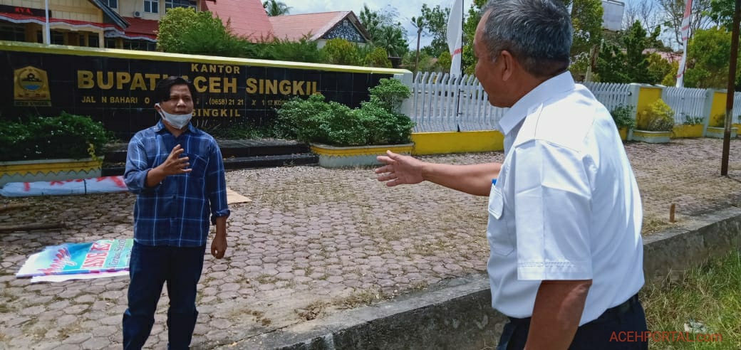 HUT Ke 22 Aceh Singkil Dapat Kiriman Spanduk Nyeleneh dari Mahasiswa