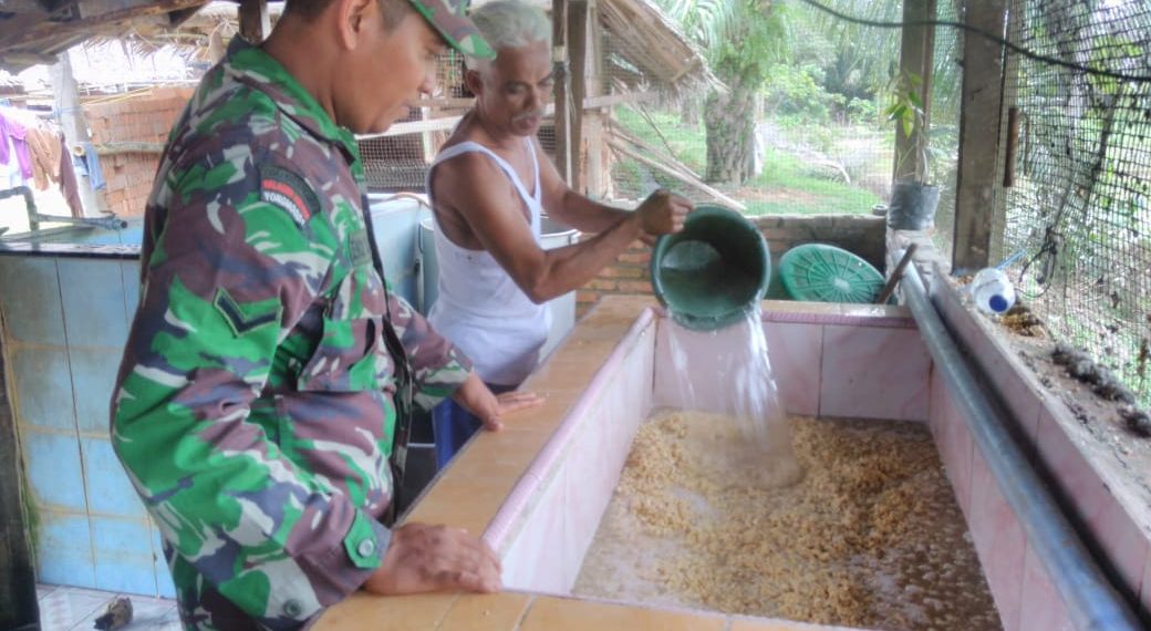 Babinsa Ramilb16/PDW Sambangi Usaha Produksi Tempe di Desa Binaannya
