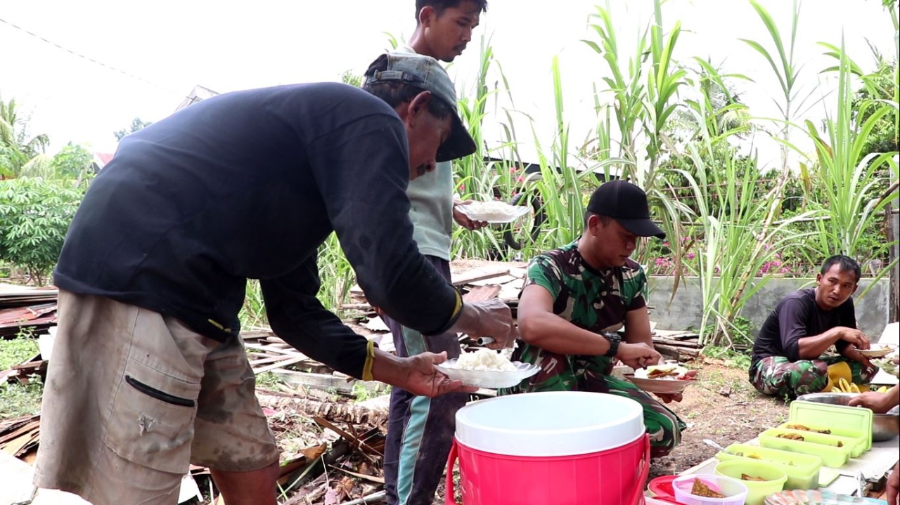 Makan Siang bersama, Wujud Kebersamaan TNI dan Warga