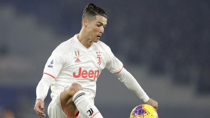 Wow! Aksi Memukau Ronaldo Lewati Hadangan Smalling