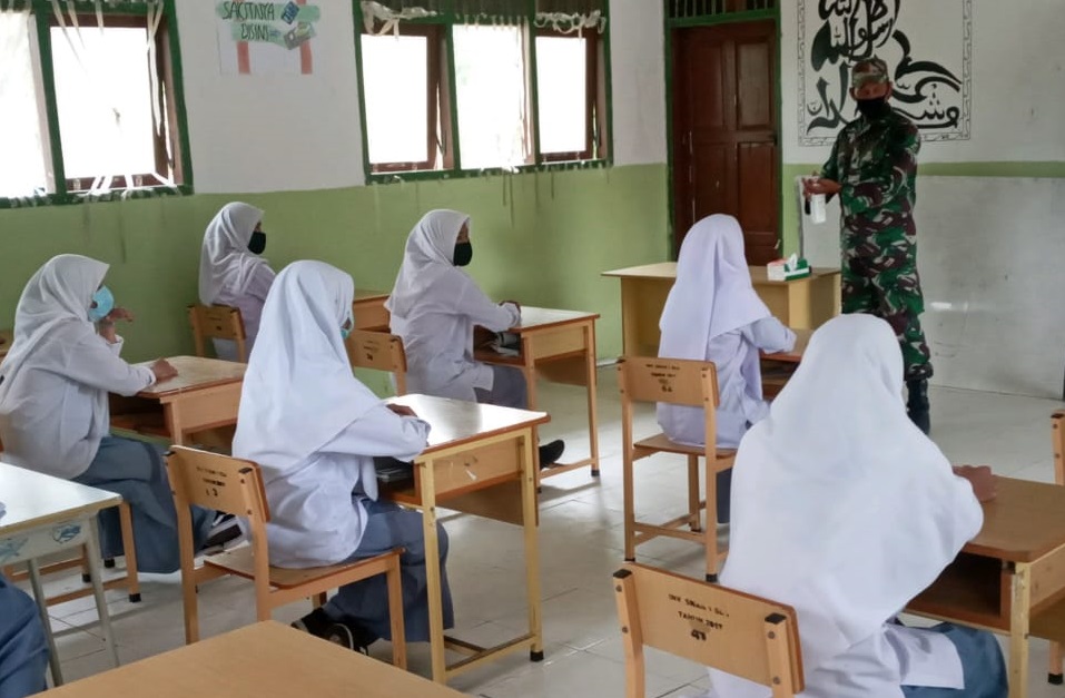 Babinsa Berikan Edukasi dan Sosialisasi Pemakaian Handsanitrezer
