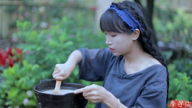 Sosok YouTuber Berpenghasilan Rp 72 M Berkat Konten Kehidupan Sederhana di Desa