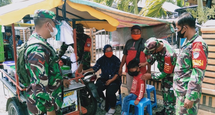 Cegah Penyebaran Covid-19, Kodim 0116 melalui Danposramil Nagan Raya Bagikan Masker ke PKL