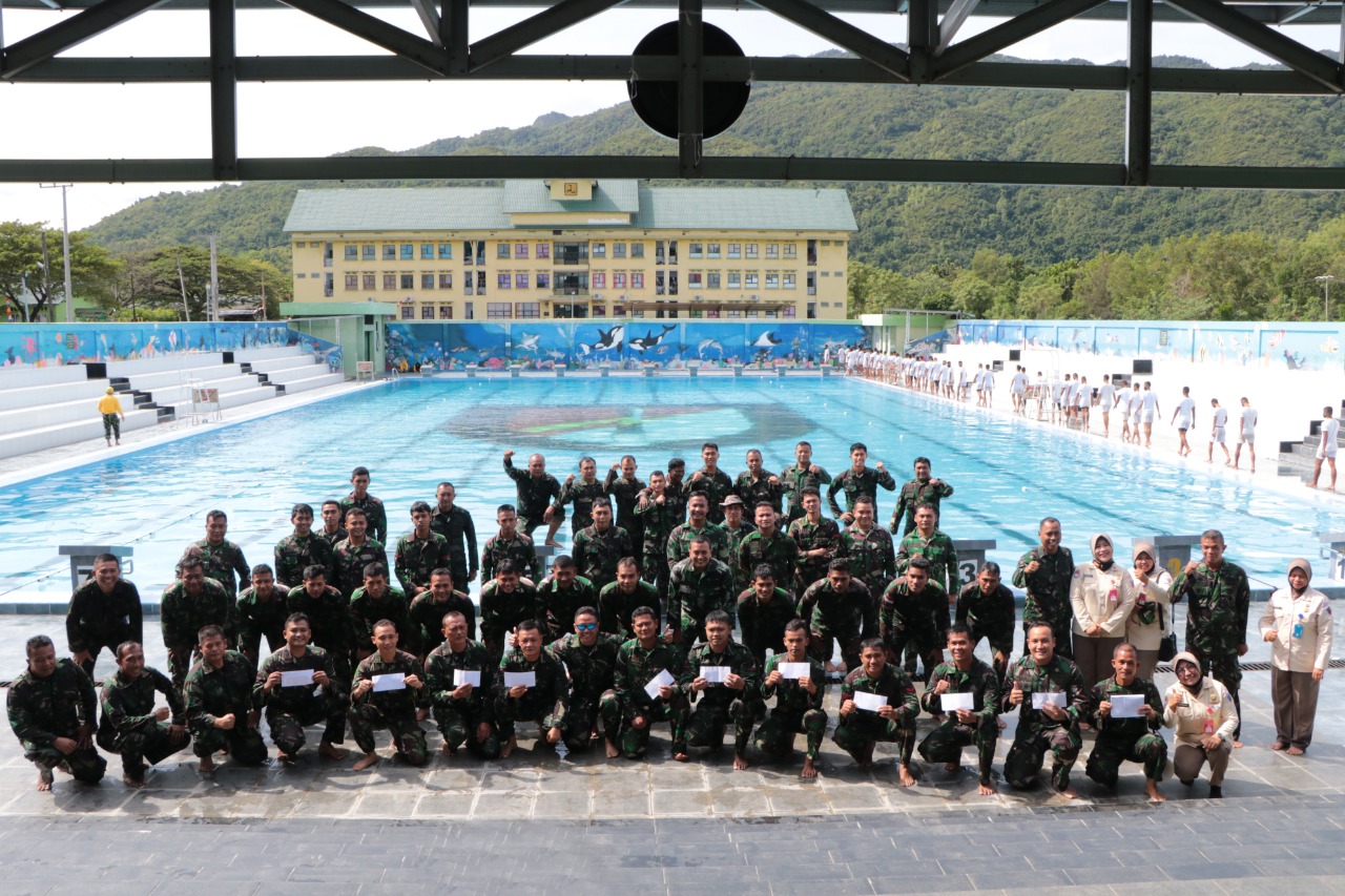 Tingkatkan Kemampuan Prajurit Lanud Sim Latihan Renang Militer
