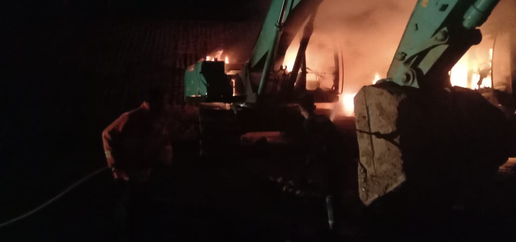 Alat Berat Terbakar di Lembah Seulawah Aceh Besar