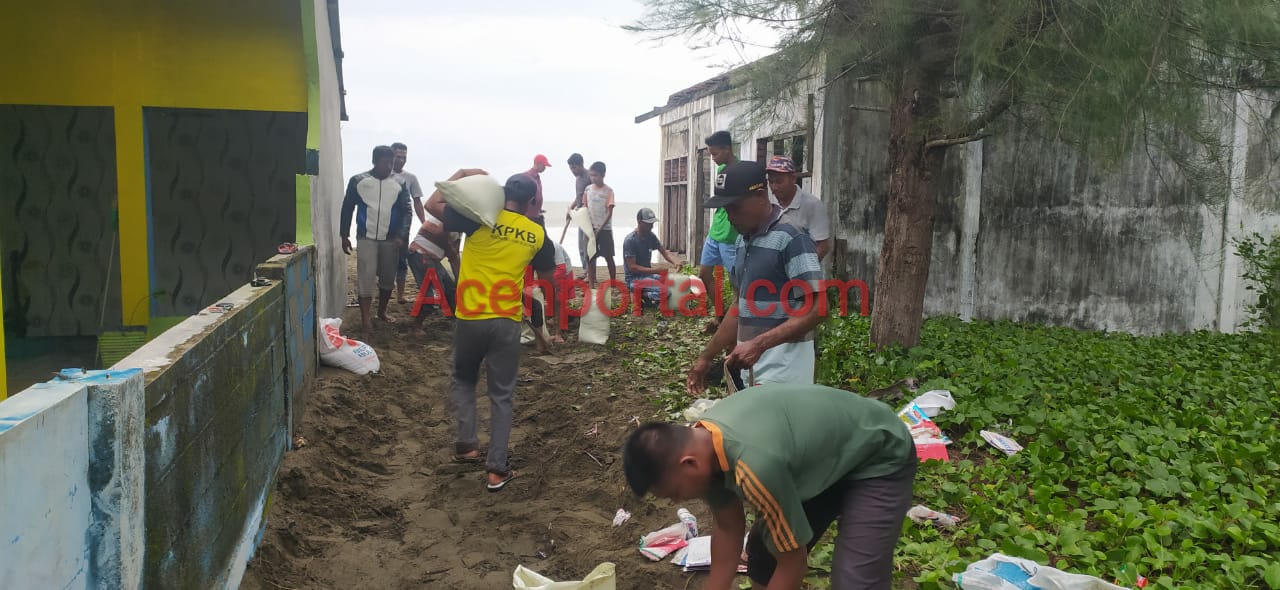 Masyarakat Gampong Pasir Semakin Resah, Gelombang Pasang Mulai Rendam Rumah Warga