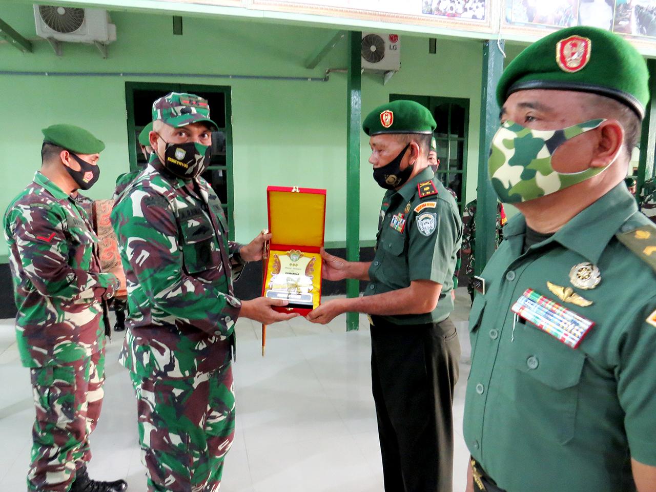 Prajurit TNI Siang Malam Terus Melakukan Upaya Pemadaman Kebakaran Lahan Gambut di Aceh Jaya