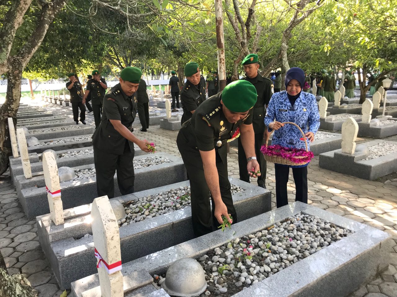 Peringati HUT ke 73 Keuangan Angkatan Darat, Personel Kudam IM Ziarah di TMP