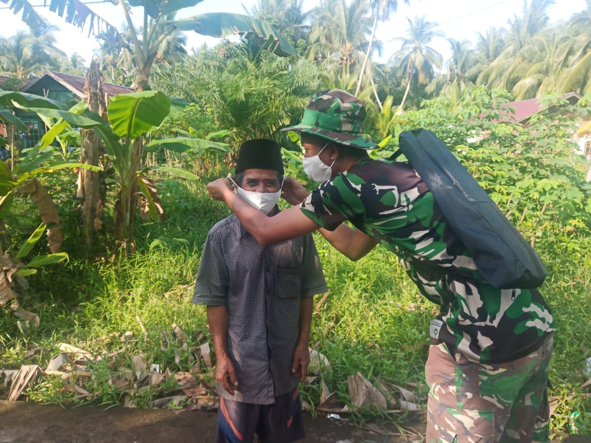 Satgas TMMD Gencar Membagikan Masker Lindungi Masyarakat dari COVID-19