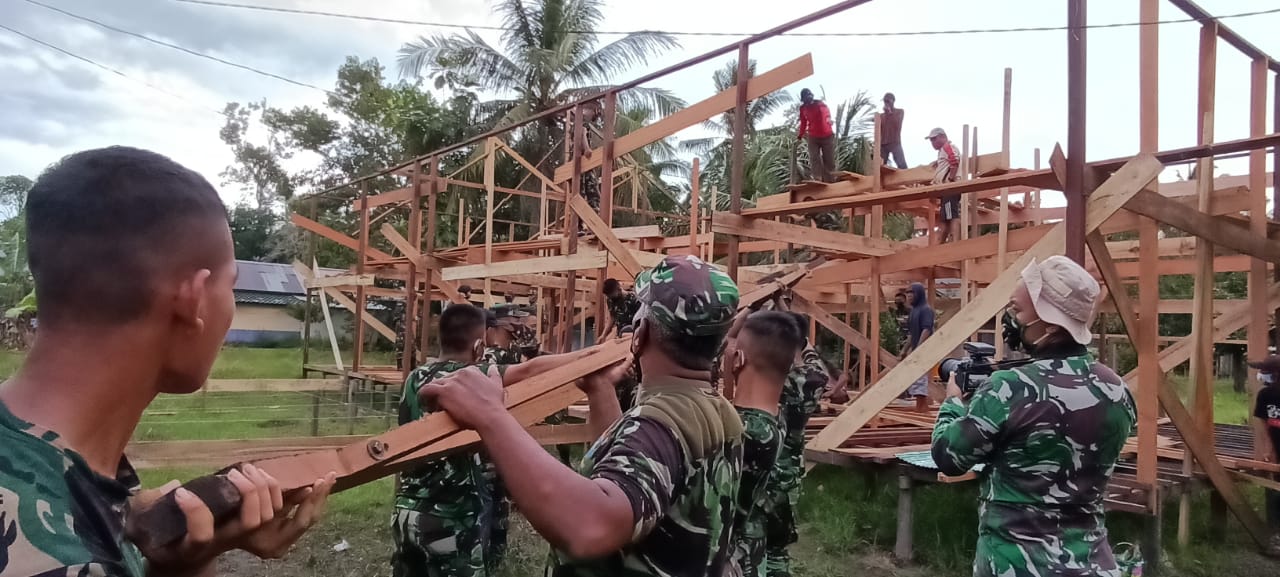 Pembangunan Pos Terpadu TMMD Tahap Pemasangan Atap