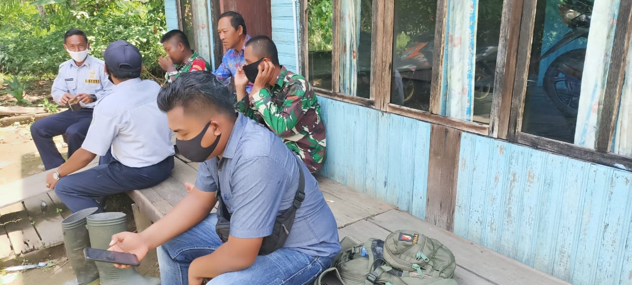 Anggota Satgas TMMD Jalin Keakraban Bersama Warga