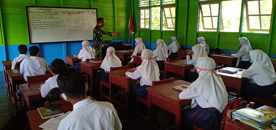 Pelajar SMP 3 Pulau Hanaut Bersemangat Diberikan Pembelajaran Bahasa Asing
